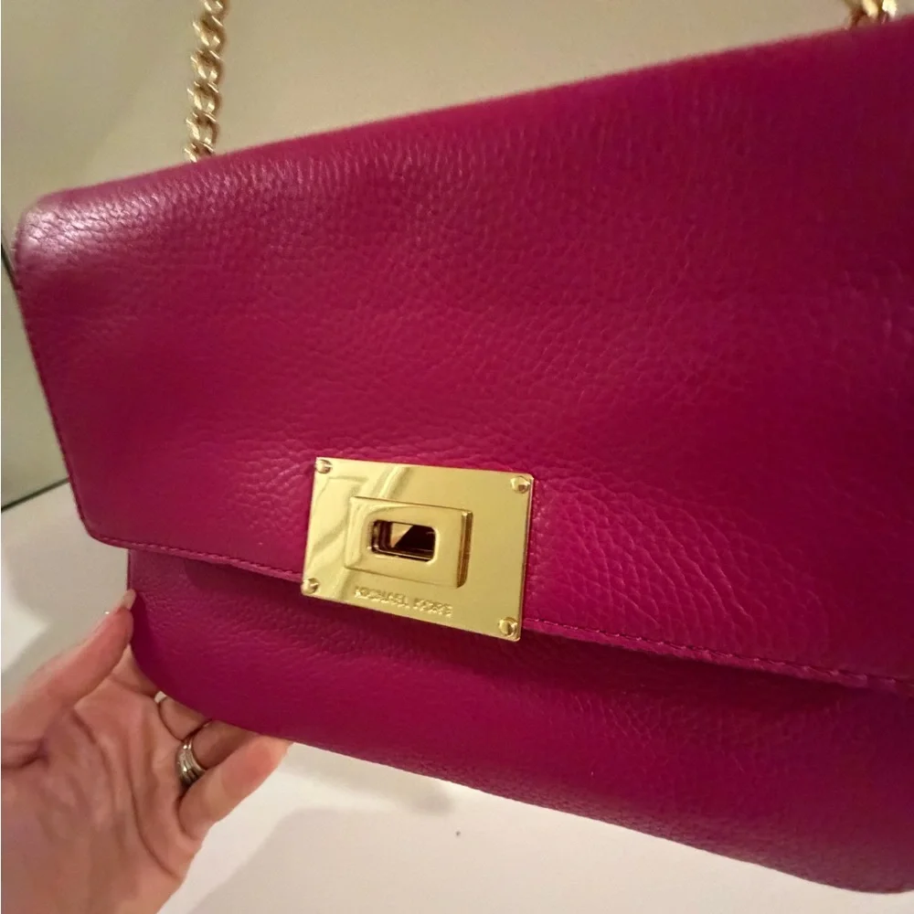 Michael Kors Fuchsia Leather Shoulder Bag with Gold Chain - Picture 5 of 7